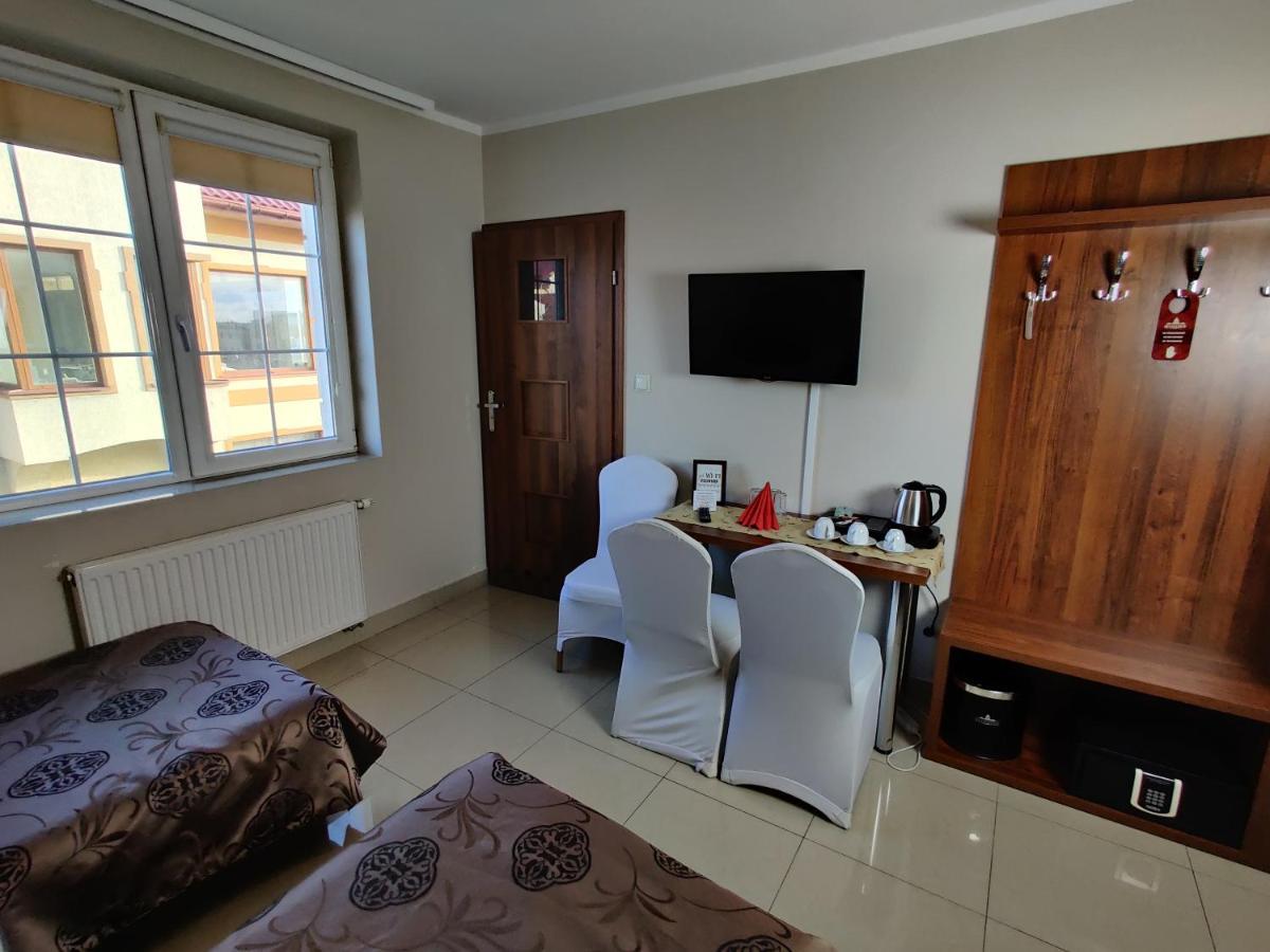 Belweder Aparthotel Porosły Exteriör bild