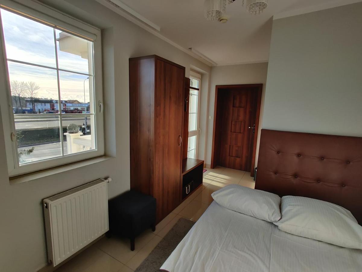 Belweder Aparthotel Porosły Exteriör bild