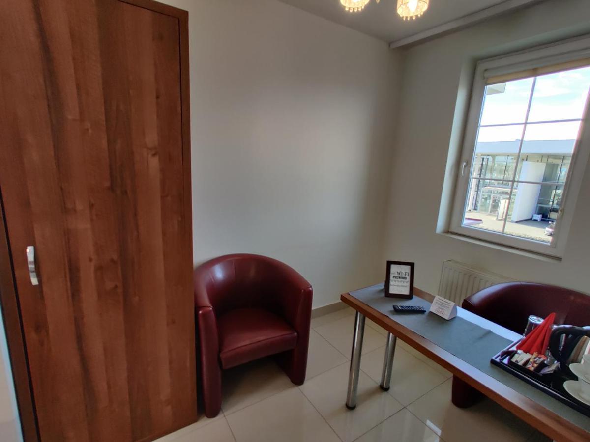 Belweder Aparthotel Porosły Exteriör bild