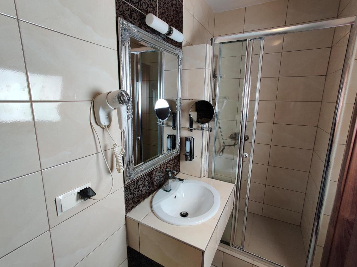 Belweder Aparthotel Porosły Exteriör bild