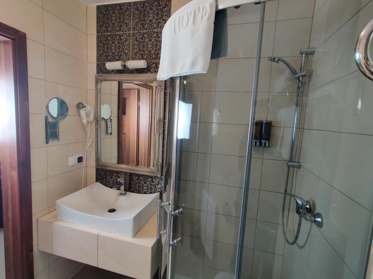 Belweder Aparthotel Porosły Exteriör bild