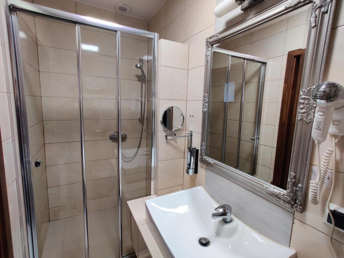 Belweder Aparthotel Porosły Exteriör bild