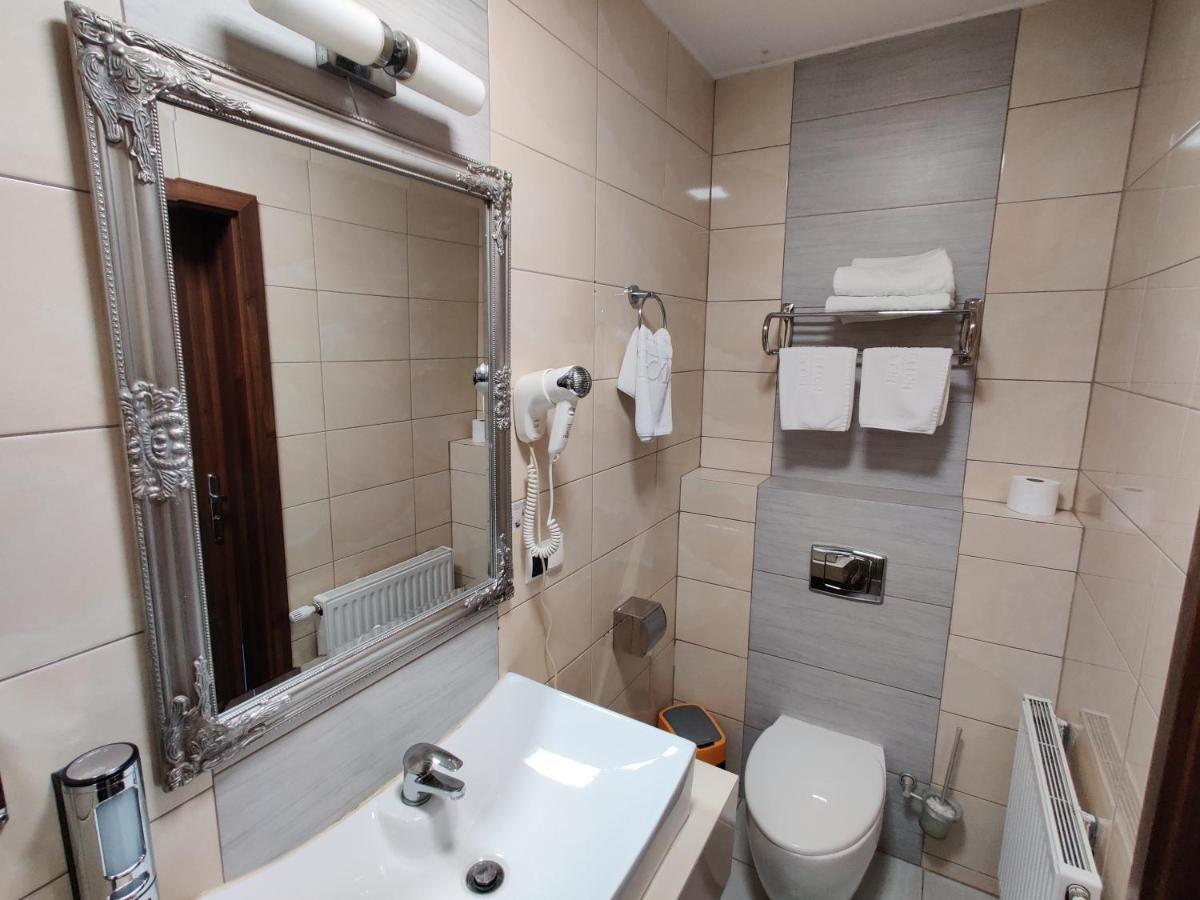 Belweder Aparthotel Porosły Exteriör bild